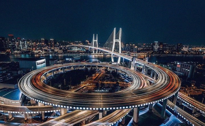 加拿大和英国相比较,哪个国家的消费会更高?