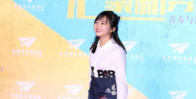 小孩|林妙可长大也有“小孩样”,字母衬衫配卡通裙,“小圆脸”真抢镜