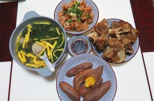 吃饭|一家三口吃饭,我准备了两菜一汤,老公说比吃大餐还要舒服!