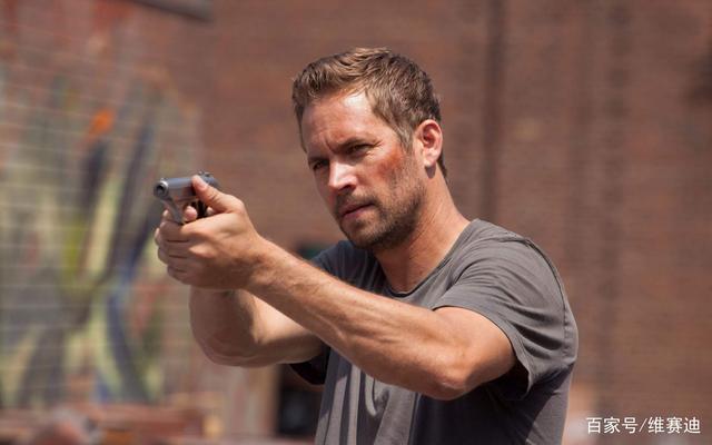 兄弟|为何这两个光头硬汉撕着撕着又变回兄弟了?说白了就是利益而已