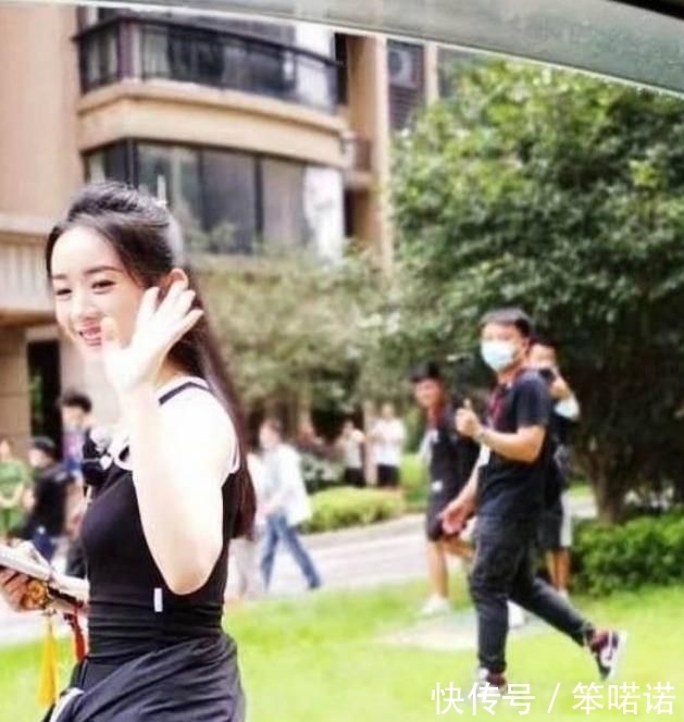 综艺|赵丽颖在《中餐厅》工作照传出,看清她的工作岗位,暴露咖位待遇