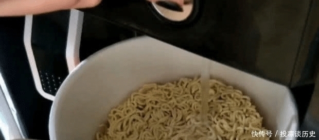 忽视|泡康师傅时,很多人忽视了这个环节,所以泡出的方便面才难吃