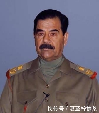 美国和伊拉|萨达姆被审判时,在法庭上两次反问法官,让法官无言以对