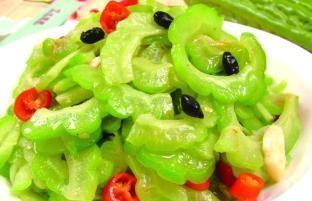  技巧|苦瓜不要直接炒，大厨教你一小技巧，炒出来的苦瓜不苦，更清脆！