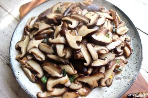  上桌|夏天最该吃的不是黄瓜，而是它，简单炒炒就上桌，精神饱满过夏天