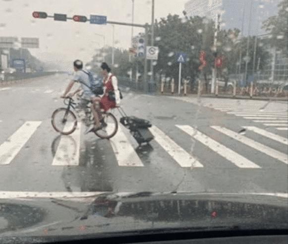 回复|“头盔上为什么要加个网哈哈哈哈哈看到回复差点笑到窒息”