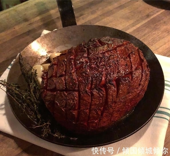 素食版|男子餐厅点了份烤牛排,上菜一刀切开后,直接投诉老板