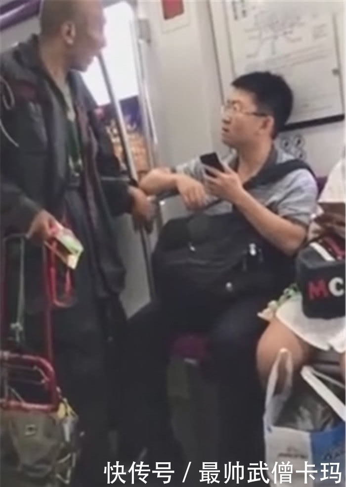不知所措|地铁上老人用法律规定男子让座,男子霸气回应,老人当场不知所措