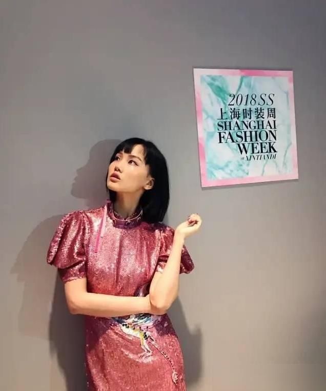 综艺节目|比黄圣依还作的女星见识了雪藏13年凭骚出圈却被29位姐姐宠上天