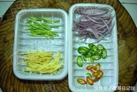 鱼含|鱼腥的“克星”是它，不是葱和姜，做鱼时加一点，鱼肉鲜嫩无腥