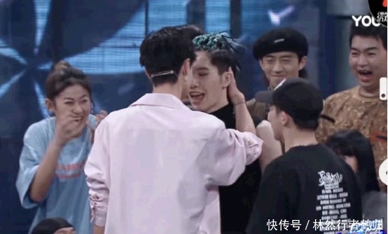  上线|王一博反撩小宝，霸总上线摸脸杀、摸头杀一气呵成，燃炸全场！