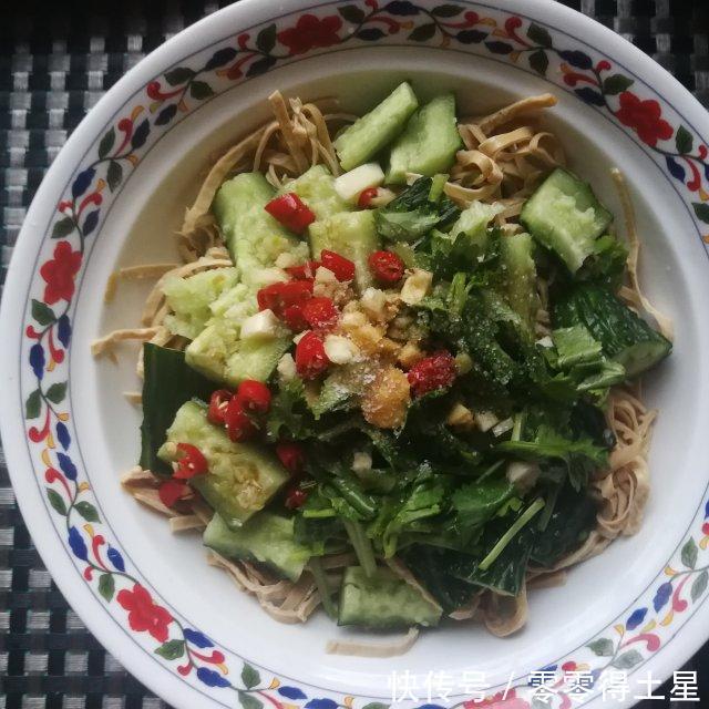 酸辣|小米椒黄瓜拌豆腐丝,酸辣中微麻,秋黄瓜又嫩又脆