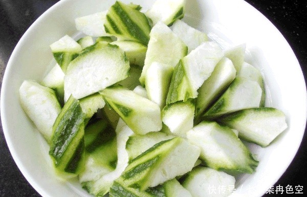 早点|炒丝瓜时,不能直接就下锅,难怪丝瓜发黑又难吃,早点知道早受益