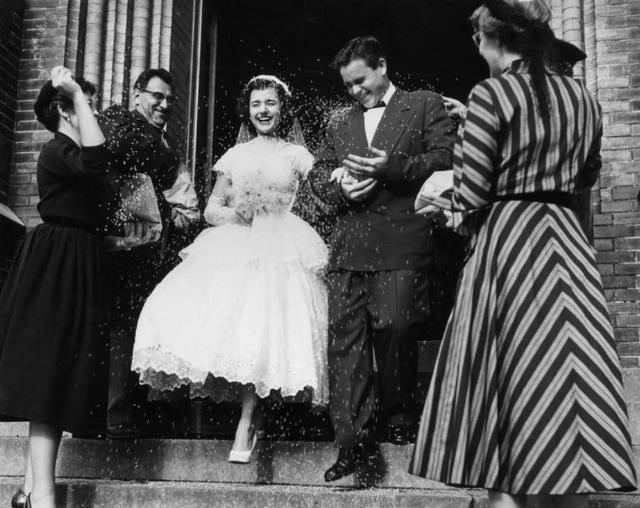 婚纱|百年婚纱秘史原来以前的新娘还不止会穿白婚纱