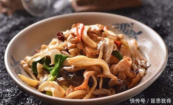  蘑菇|五花肉炖蘑菇的简单家常烧法，不仅蘑菇鲜嫩肉香好吃，关键超下饭