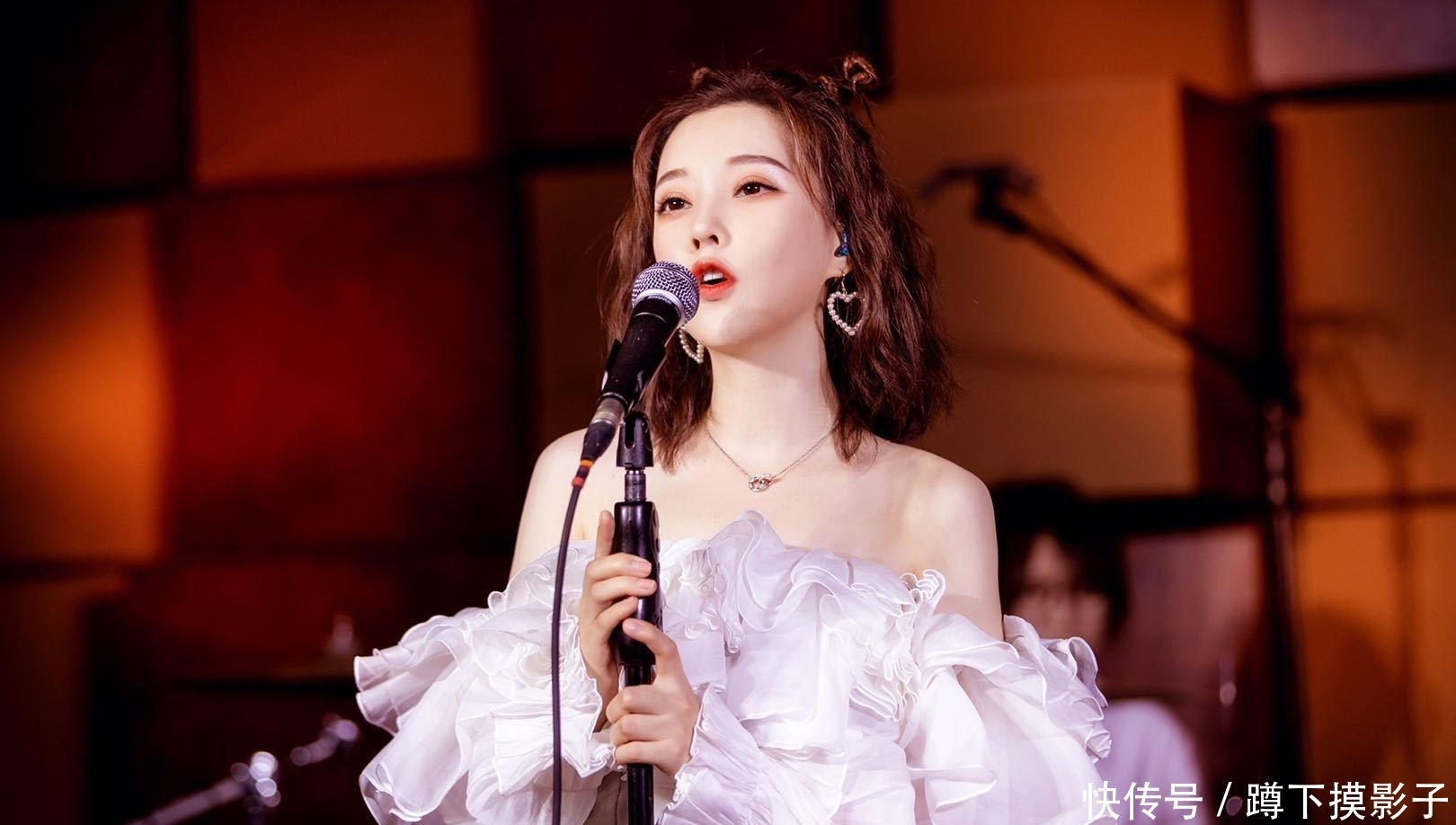 歌手|《我们的歌》官宣定档!新阵容实在太难猜,粉丝竟一眼看出冯提莫