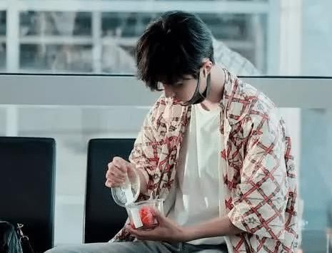 动作|肖战吃草莓姿势太撩!看到汁水溅开后他的动作,网友:这谁受得了