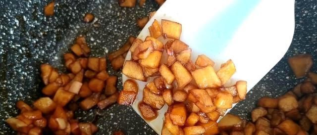 真香|做面包不用高筋粉,不用烤箱,2个苹果加2个鸡蛋,暄软拉丝,真香