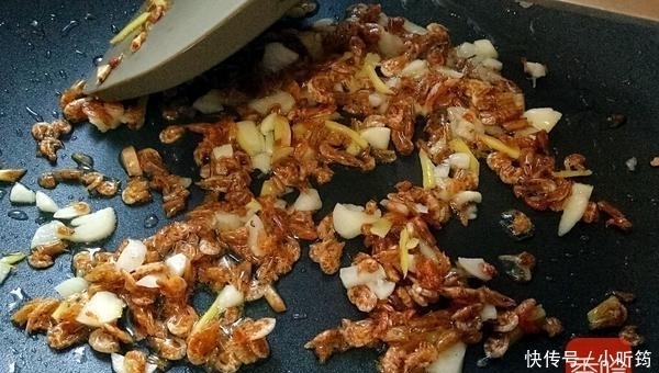 小虾米炒|这菜是“天然补血剂”，每周吃一次，低血糖、气血不足都躲着你