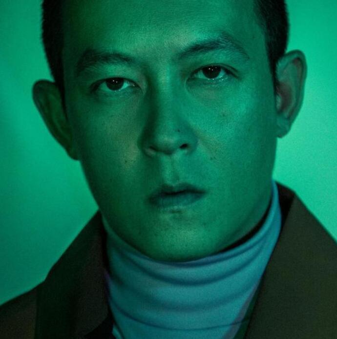 充满|40岁陈冠希素颜登封面,寸头素颜变身成熟型男依旧充满魅力