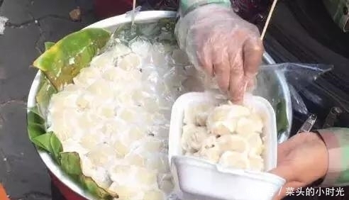 大妈|大妈集市上卖“稀罕小吃”每天限量2盆,2小时全卖完,来晚吃不到