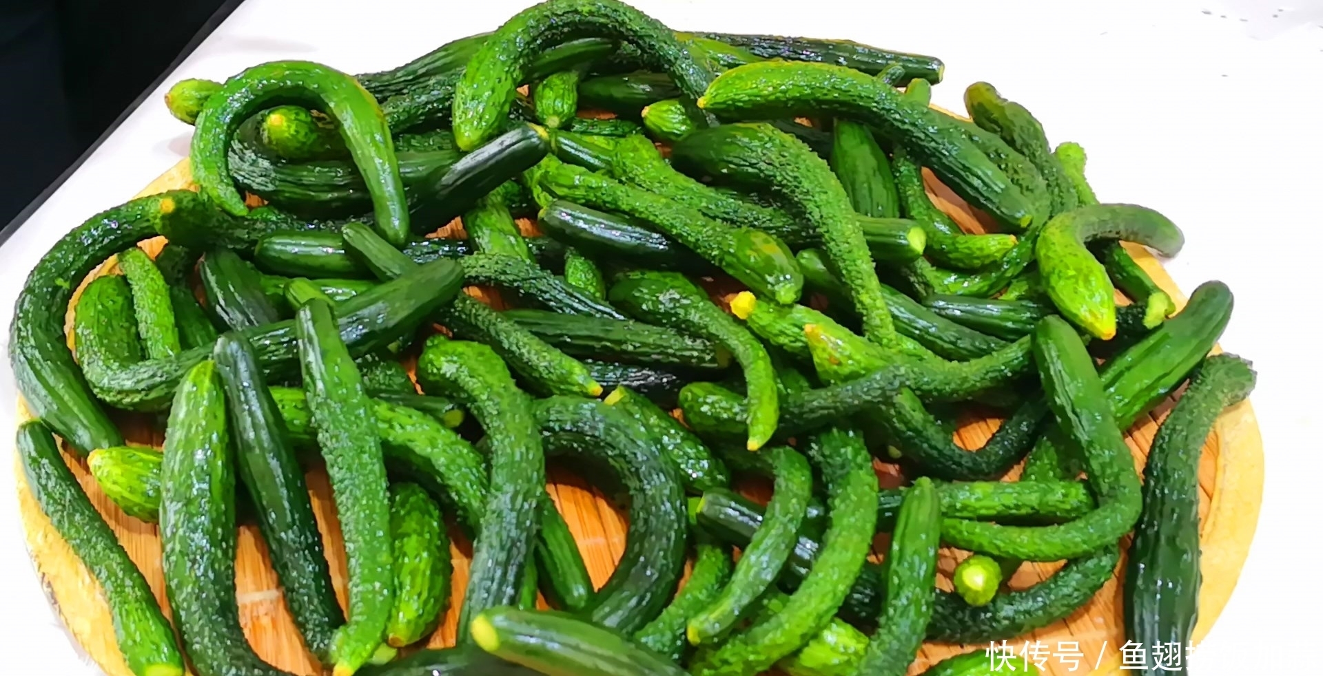 外行|腌黄瓜时,只会加盐就外行了,多加1味调料,又脆又绿格外香!