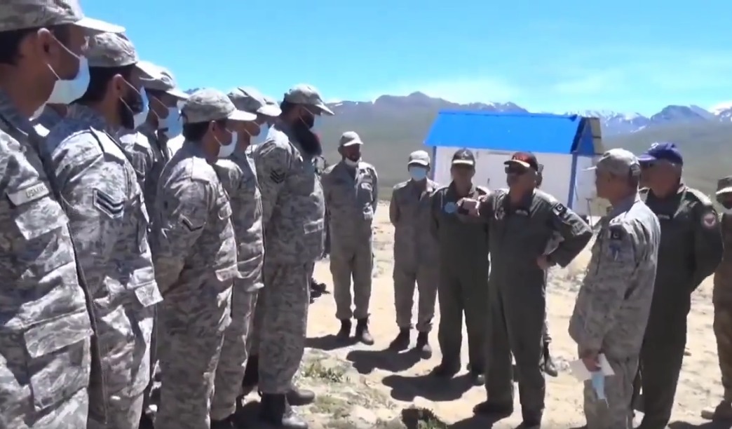 巴基斯坦|巴基斯坦前线迎来神秘人物，大批枭龙列队欢迎，印指挥官脸色铁青