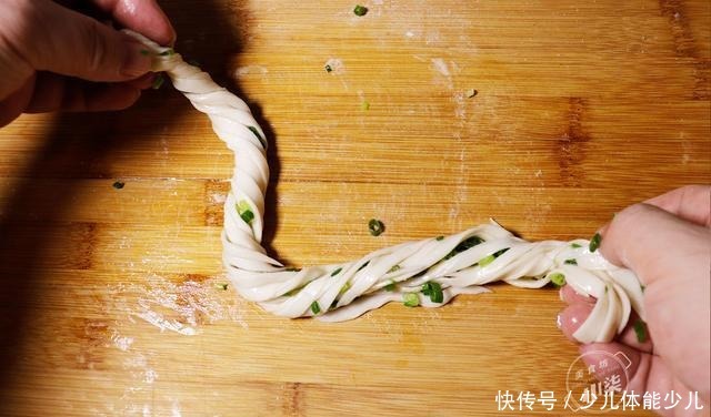 张剩|6张剩饺子皮,一把葱花,简单一做,外酥里软,全家人抢着吃