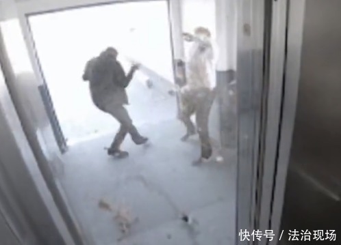 男子|2名男子出电梯被强风刮倒，同乘女子目睹全程，冷漠关电梯门离开
