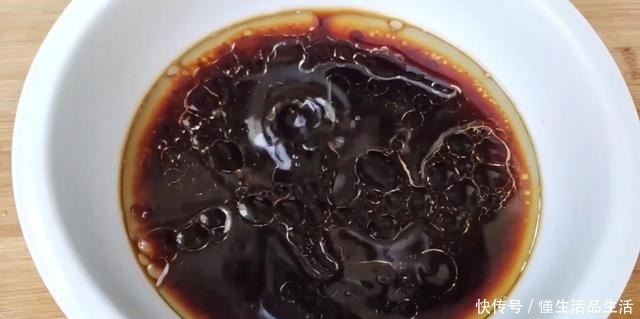 清洗干净|吃了30几年的鸡，这做法最好吃，整只鸡丢进锅里，全家人抢着吃