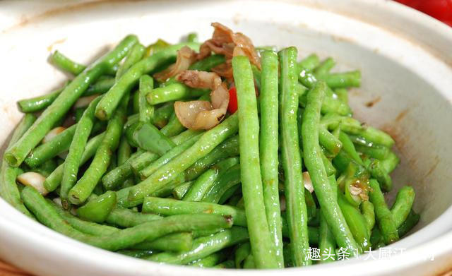 清炒豆角|炒豆角时,先放油就错了!大厨教你这样做,豆角翠绿鲜香更入味