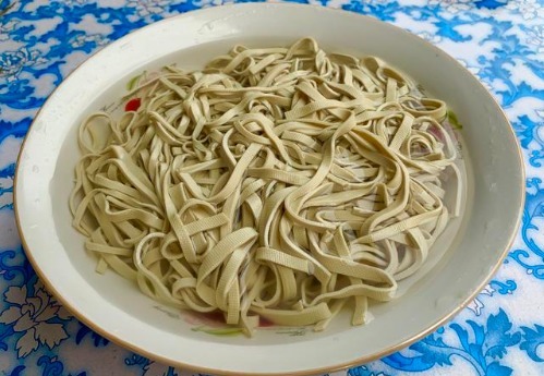 豆皮|凉拌豆皮怎么做好吃？教你农家开胃下饭吃法，端上桌能多喝两杯酒