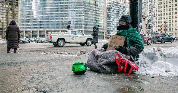 用尽|犯罪史上的奇案4个罪犯对乞丐用尽杀招，却仍不死，结果很悲剧