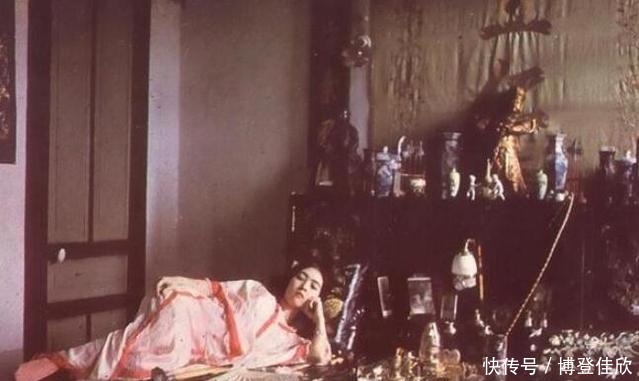 吸食|晚清老照片:贵妇吸食鸦片瘫软在床,大内侍卫精神饱满!