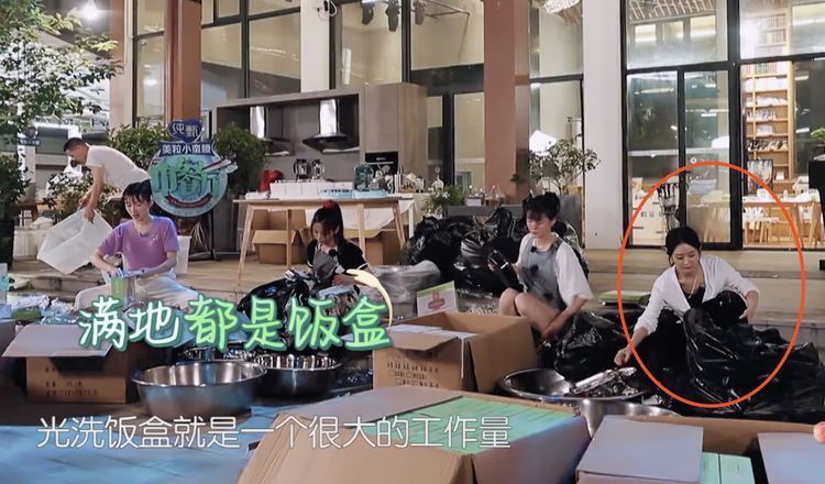 王俊凯|为准备800份盒饭:赵丽颖切菜切到手抖,王俊凯却是另一种画风