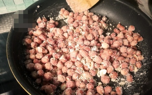 吃法|天冷花生米别再油炸了,教你一个新吃法,10分钟出锅,好吃嘎嘣脆