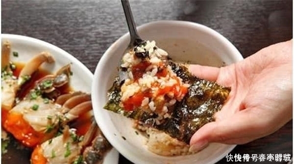 海鲜市场|在韩国买螃蟹,螃蟹不在水里,而是埋在木头里,这是什么原因呢