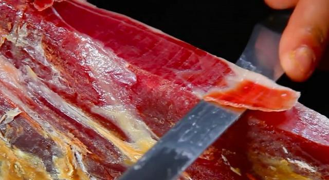 马脚|沙特王子30年诈骗千万美元，因一道菜漏了马脚，直接坐牢18年