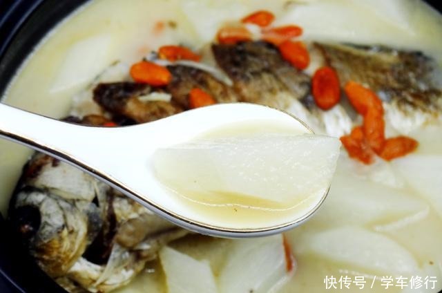 白色|煮鱼汤时,最忌直接加水炖,多加这一步,鱼汤奶白色特别鲜