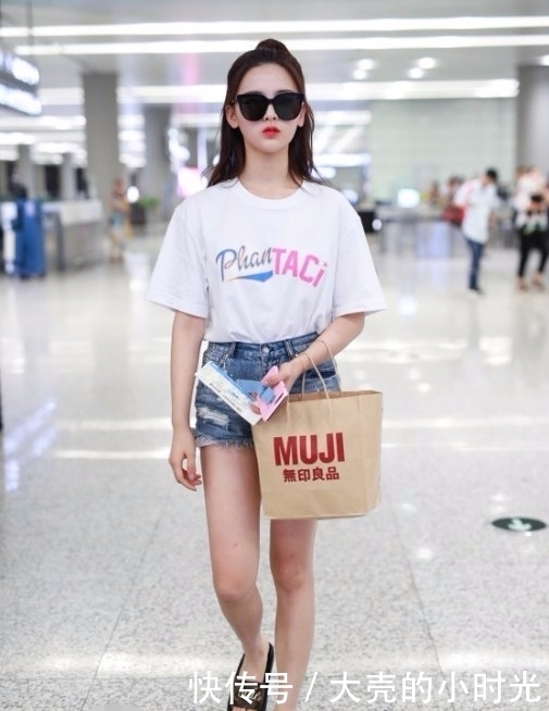 太过分|杨超越也是没谁了,双腿P得太过分,却意外被膝盖给暴露了!