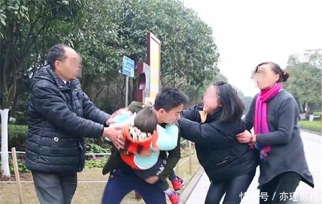  孩子|7岁小乞丐在街头认出爸爸，宝爸却拒绝相认，民警夸赞：非常机智