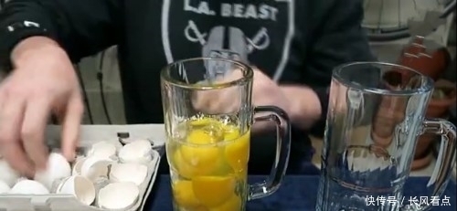鸡蛋|男子挑战一次喝下100个生鸡蛋!喝到后面,再也不想看见鸡蛋