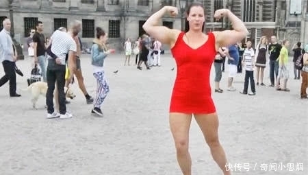 街头|外国街头，一米九的女巨人秀肌肉，路人的反应很有意思！