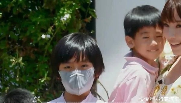 Kimi|林志颖儿子Kimi正面曝光,眉眼和小时候一样,身高快要超过爸爸了