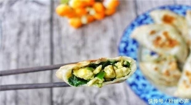 受欢迎|教你如何在家里做韭菜盒子,一把韭菜和两个鸡蛋,这在老人和孩子中很受欢迎