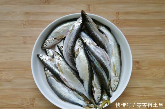 连刺|白条鱼怎么做好吃分享农村家常做法,焦香酥脆,连刺都能吃