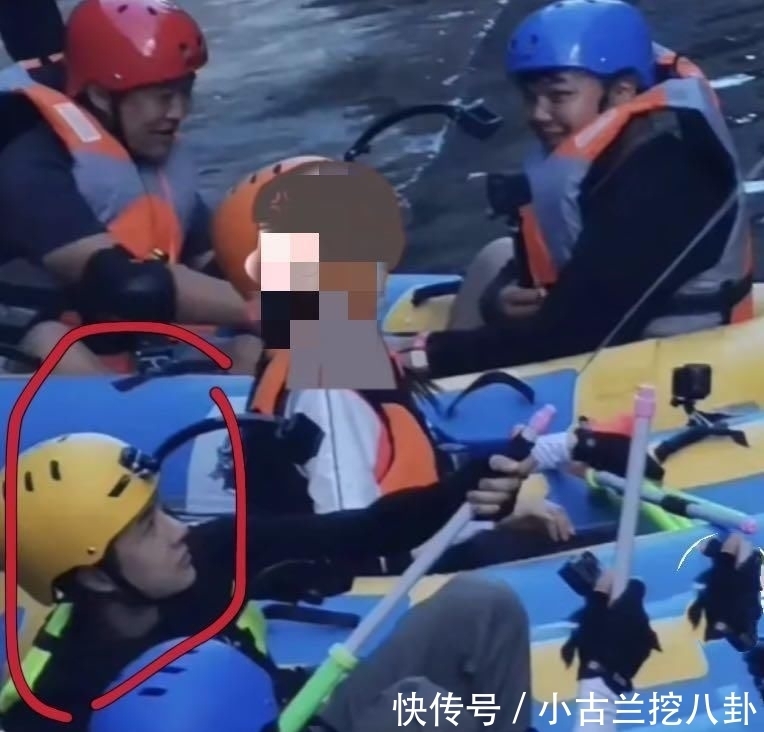  王一博|王一博录《天天》现场：戴帽子玩打水仗，离开滤镜“圆脸”抢镜