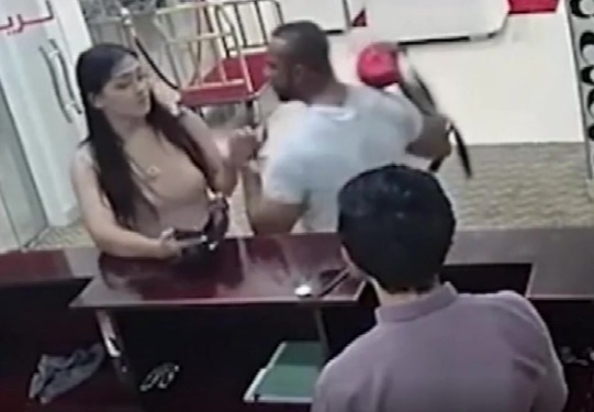 黑人男子|被当众扇耳光,美女连踹3脚直接将男子KO,现场劲爆对方秒怂