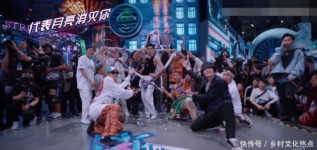 选手|张艺兴第一轮对战输了,直言不服,个人实力强,和选手跳舞太抢眼