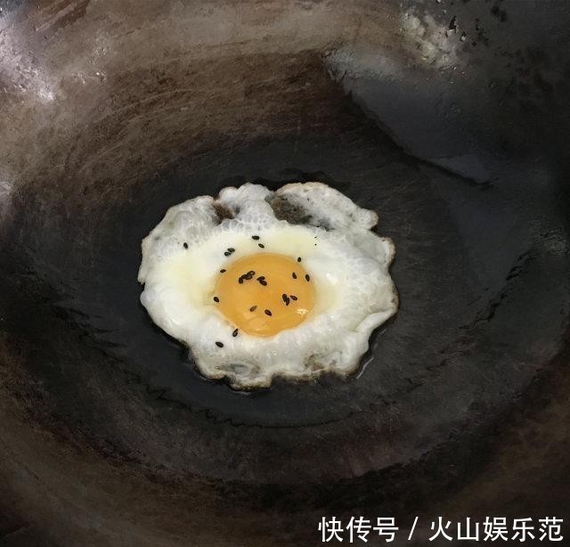 鸡蛋|鸡蛋酱拌面,面条Q弹、筋道又爽滑